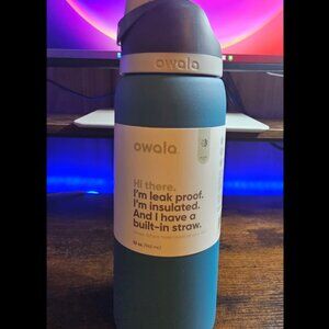 Owala Water bottle 32oz Free sip ( Blue Oasis)